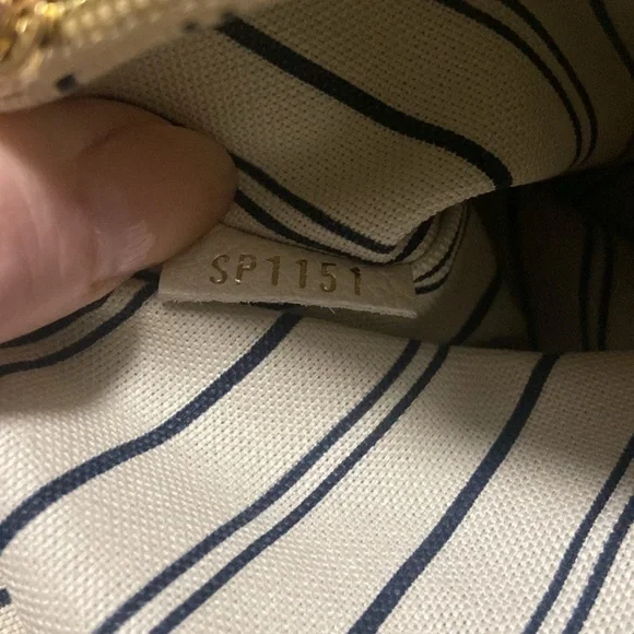 𝗦𝗢𝗟𝗗 𝗢𝗡 𝗩𝗘𝗦𝗧𝗜𝗔𝗜𝗥𝗘-LV EMPREINTE LUMINEUSE TOTE BAG - Picture 8 of 10